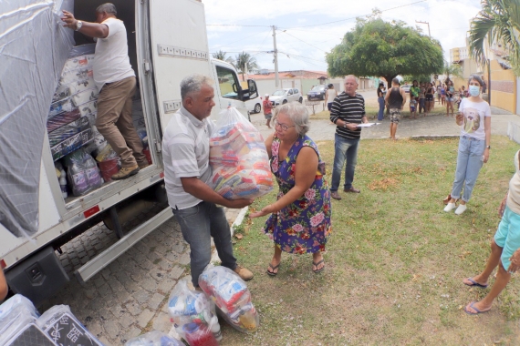 Prefeitura de Natal distribui alimentos e kits para família carentes na Redinha