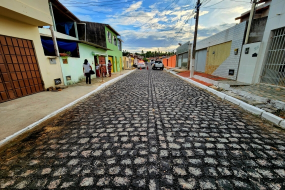 Rua Francisco Sales, na Redinha, recebe drenagem e pavimentação