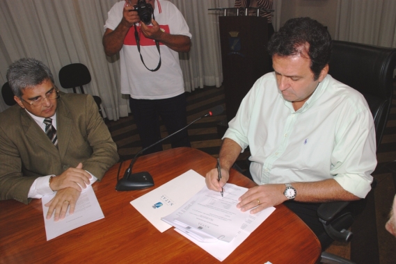 Carlos Eduardo assina mensagem que inicia a licitação do transporte coletivo 