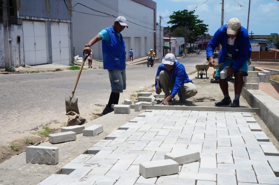 Semurb realiza visita técnica nas intervenções da “Rua Verde”, em Mãe Luiza