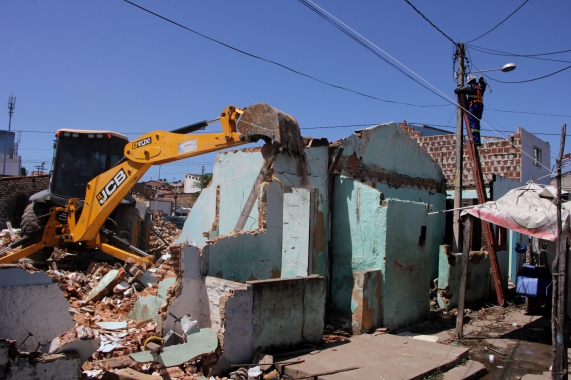 Mais 20 famílias  do Maruim são transferidas para o Residencial São Pedro e casas são demolidas