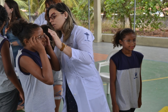 Alunos da Escola Municipal Santa Catarina recebem óculos de grau em ação  social