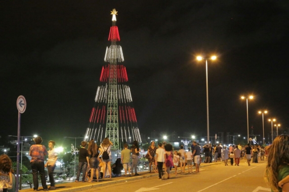 Árvore de Natal de 114 metros é acesa em Mirassol