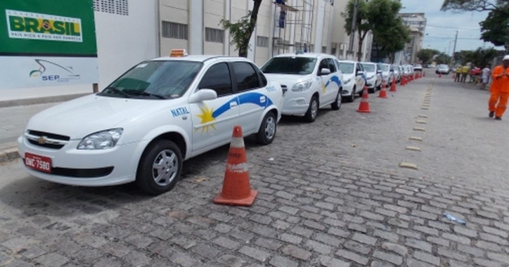 Taxistas realizam curso de qualidade no atendimento