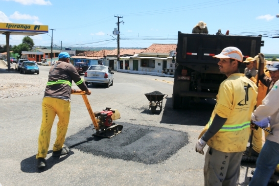Operação tapa buracos: Alecrim recebe aplicação de asfalto nesta terça-feira