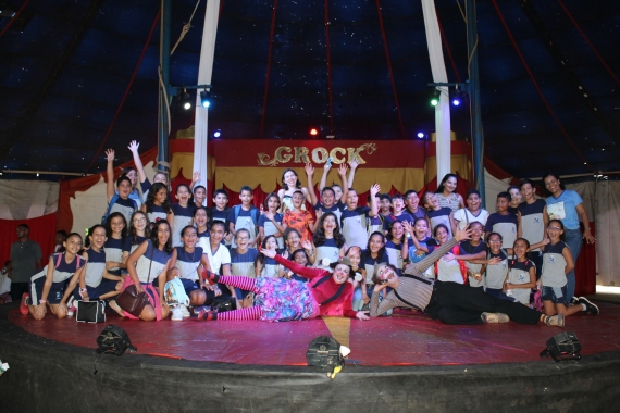 Espetáculo do Circo Grock alegra alunos da Escola Municipal Jornalista  Erivan França