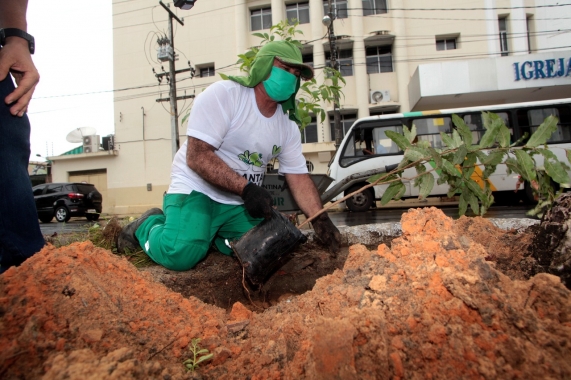 Planta Natal realiza plantio de mudas na Deodoro da Fonseca
