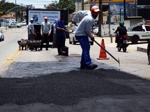 Bairros de Felipe Camarão e Mãe Luíza recebem aplicação de asfalto nesta segunda 