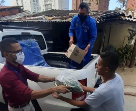 Prefeitura entrega colchões e cestas básicas para famílias vítimas de acidente em Mãe Luíza