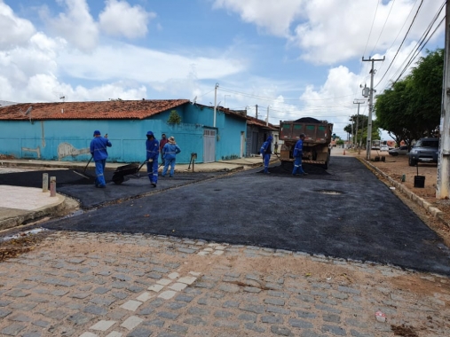Operação tapa buracos:  Cidade Jardim e Pajuçara recebem aplicação de asfalto nesta quarta-feira