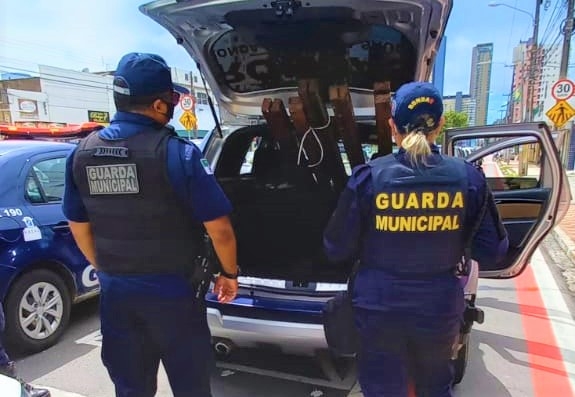 Guarda Municipal prende dupla por furto e receptação de bem público da Praça Pedro Velho