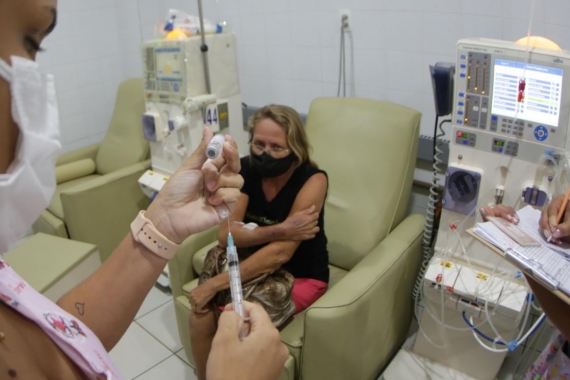 Prefeitura de Natal inicia vacinação contra a Covid-19 de pacientes com insuficiência renal