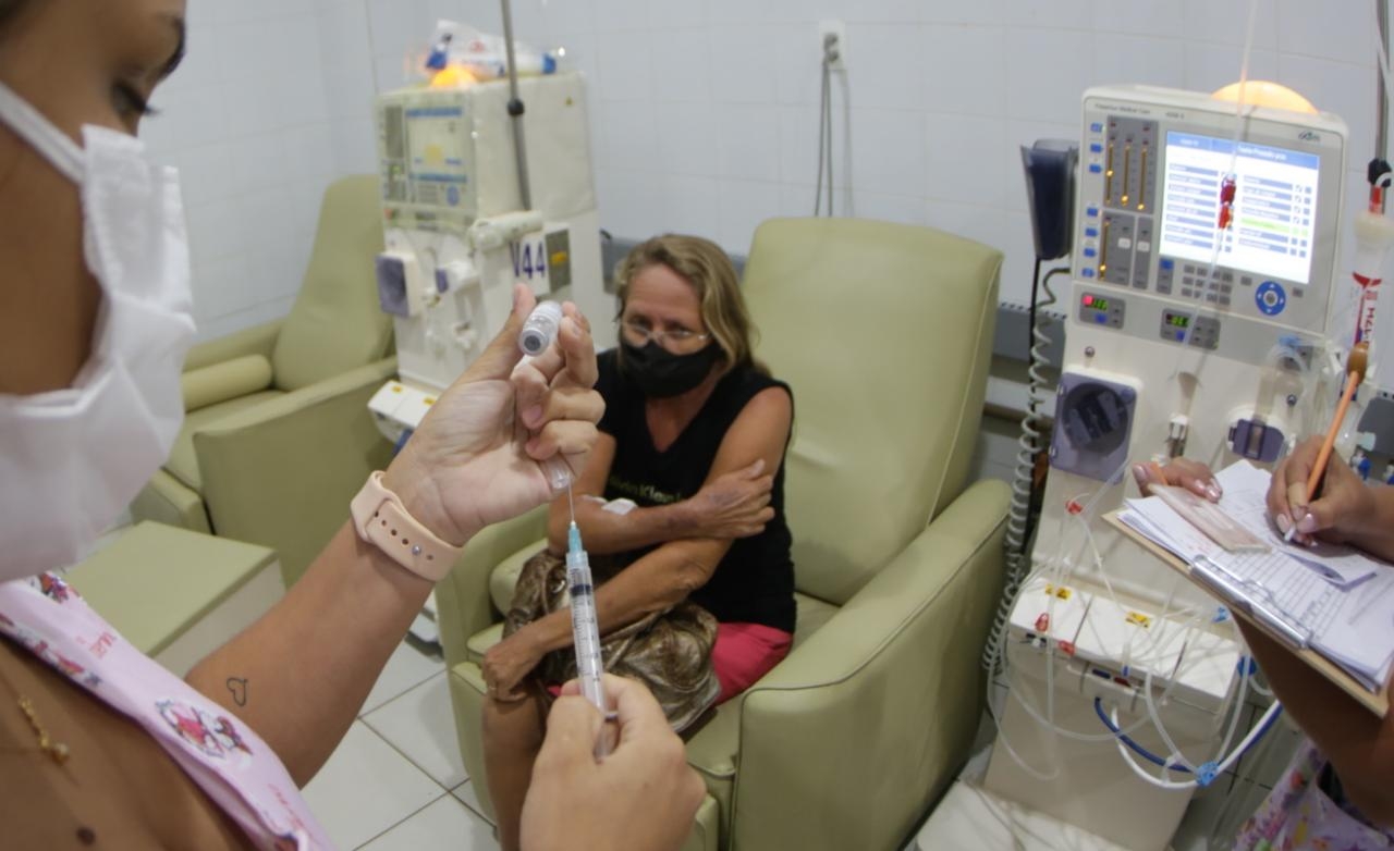 Prefeitura de Natal inicia vacinação contra a Covid-19 de pacientes com insuficiência renal