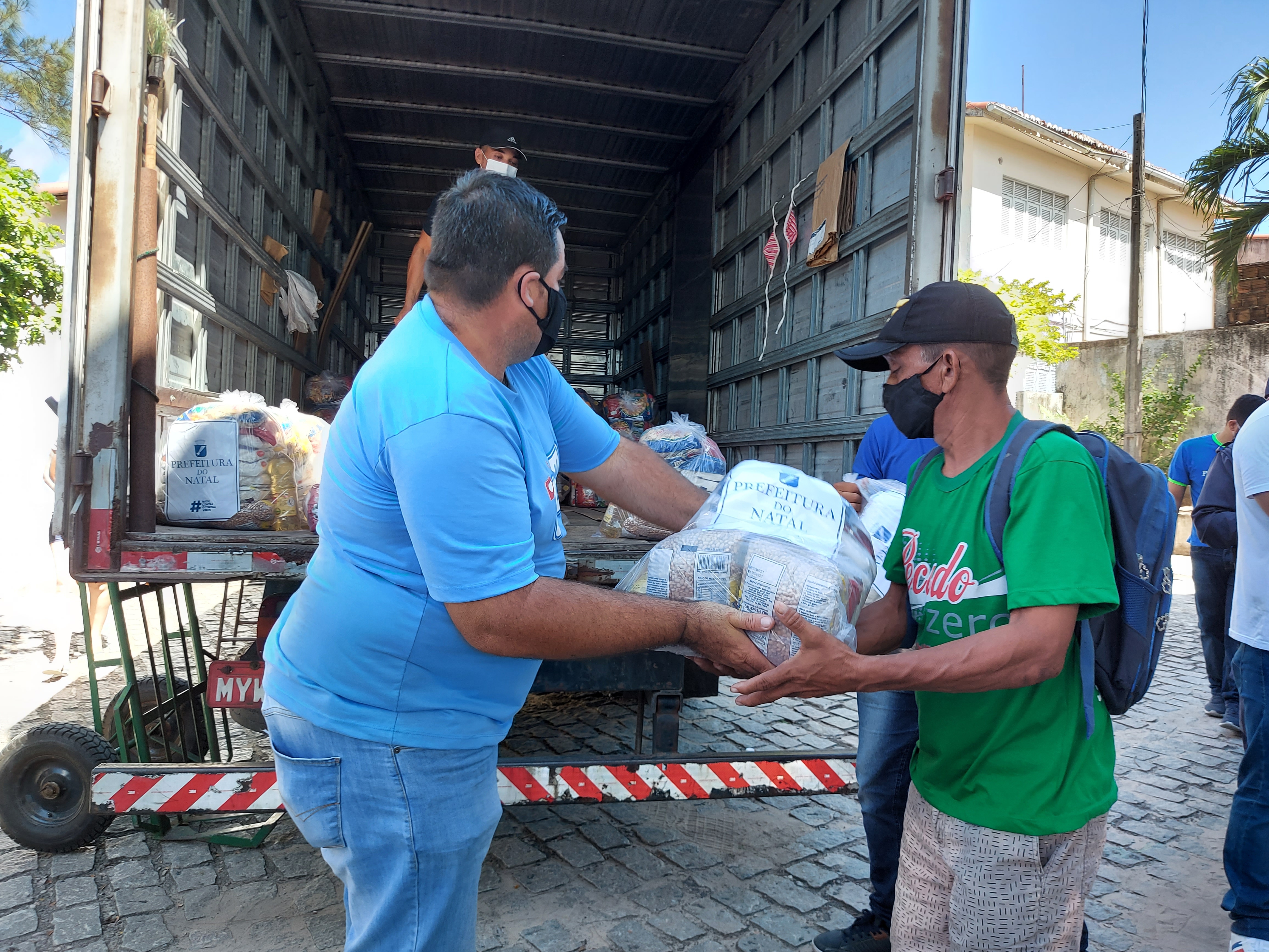 Semtas entrega cestas básicas a catadores de materiais recicláveis em Cidade Nova