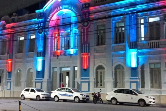 Prefeitura recebe iluminação especial para campanha Agosto Azul e Vermelho
