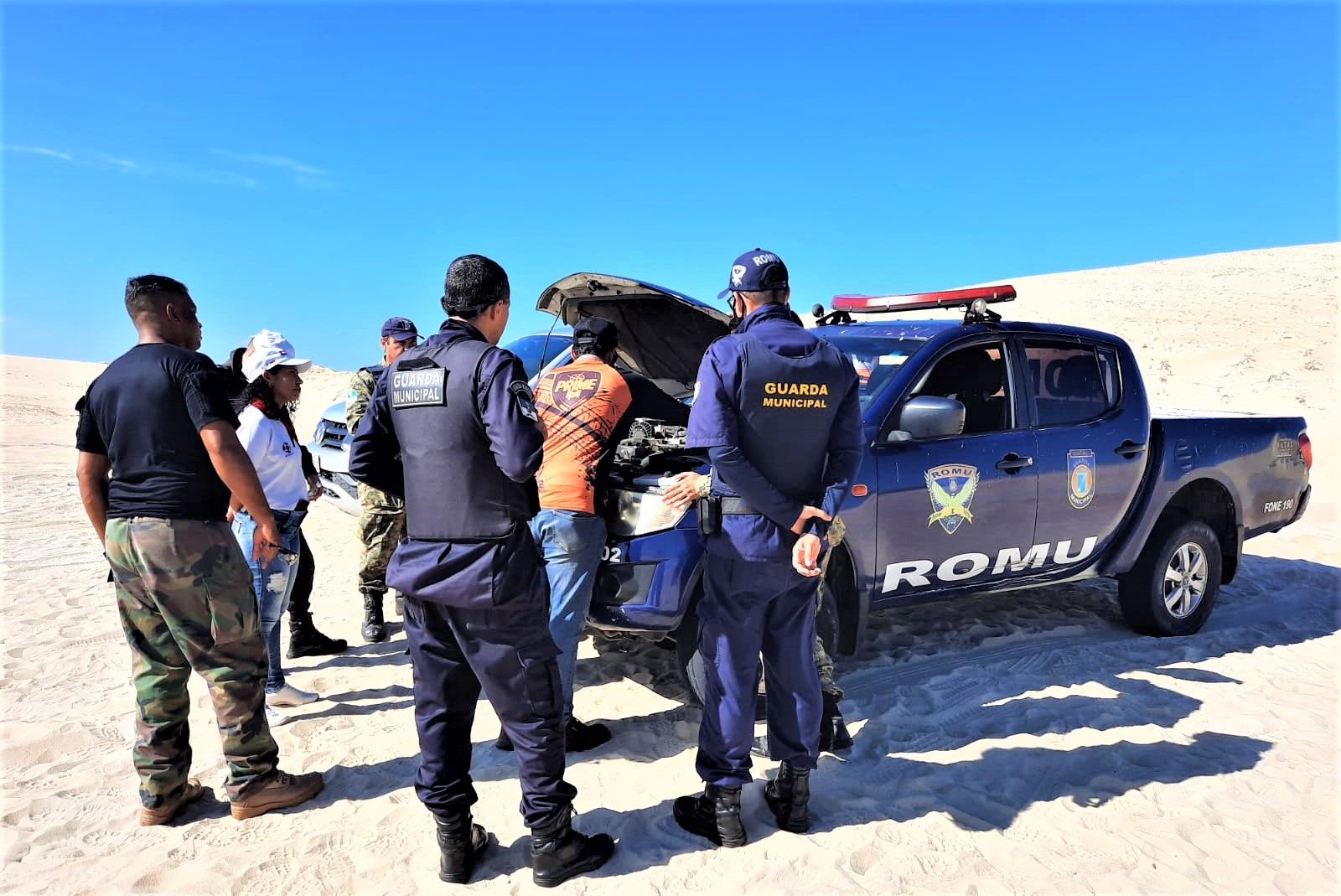 Guardas de Natal realizam instruções práticas de off road nas dunas de Maracajaú