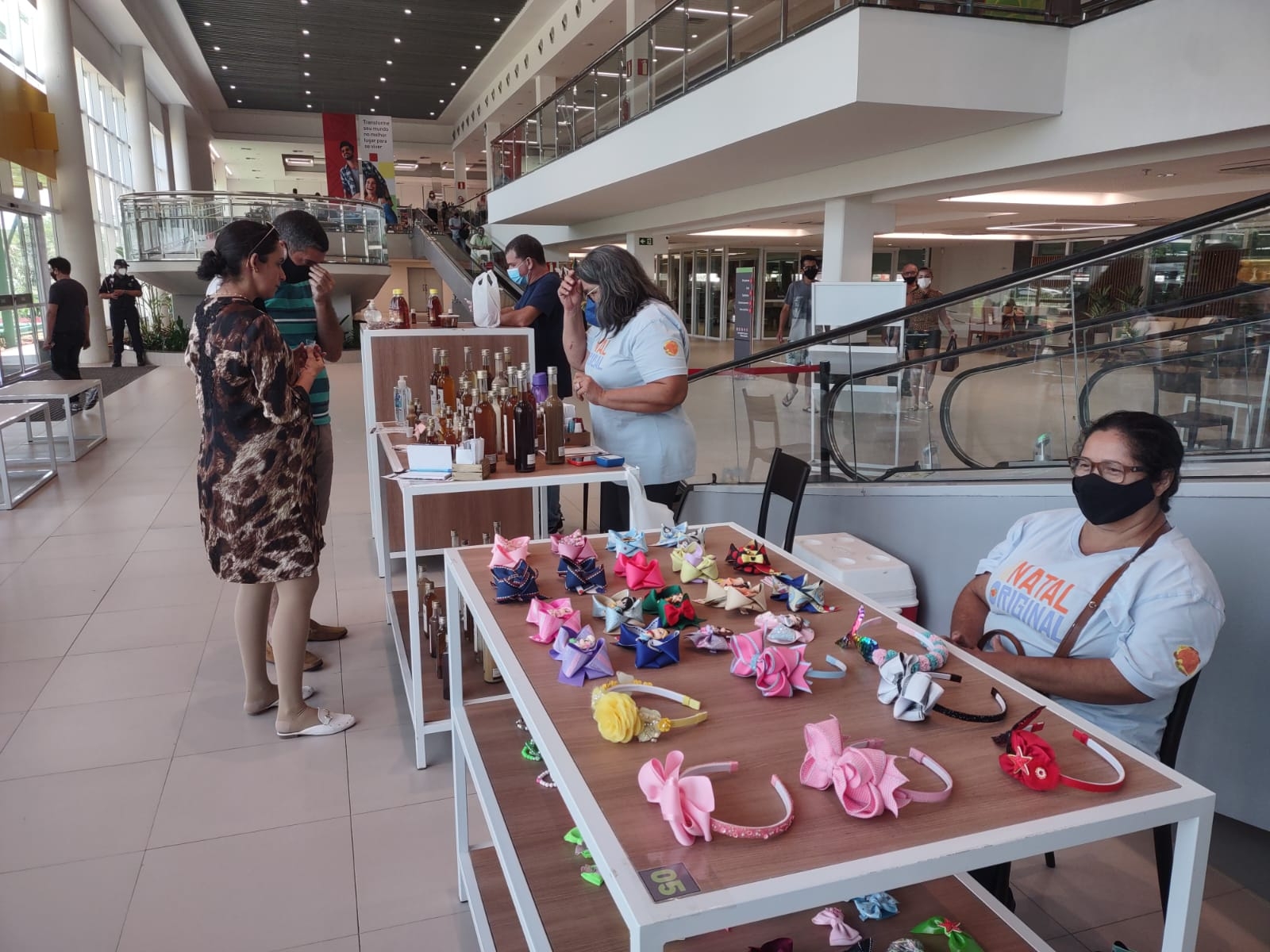 Artesãos natalenses ganham espaço para exposição na loja Ferreira Costa 