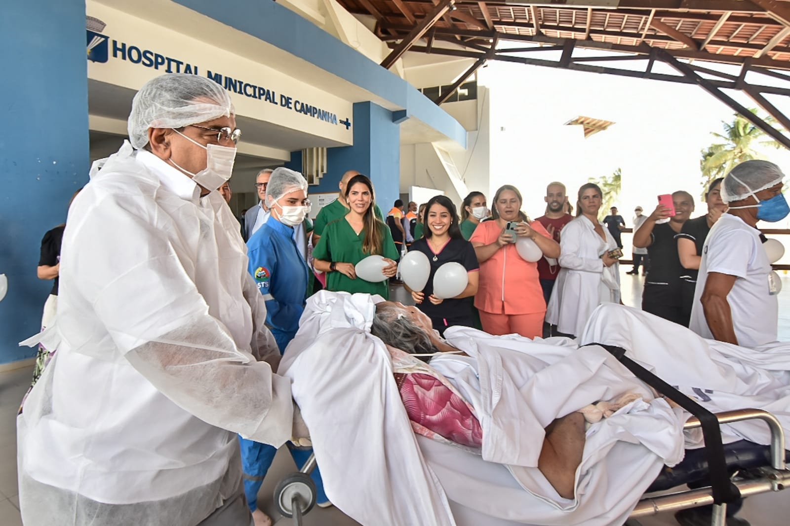 Prefeito acompanha a transferência dos últimos pacientes do Hospital de Campanha