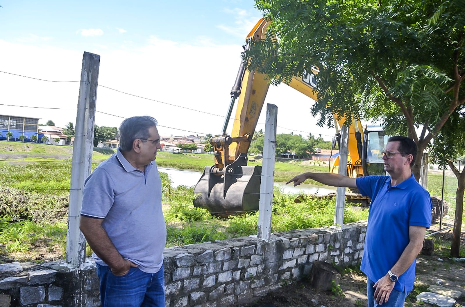 Serviços de limpeza de lagoas de captação e obras viárias são vistoriados pelo prefeito
