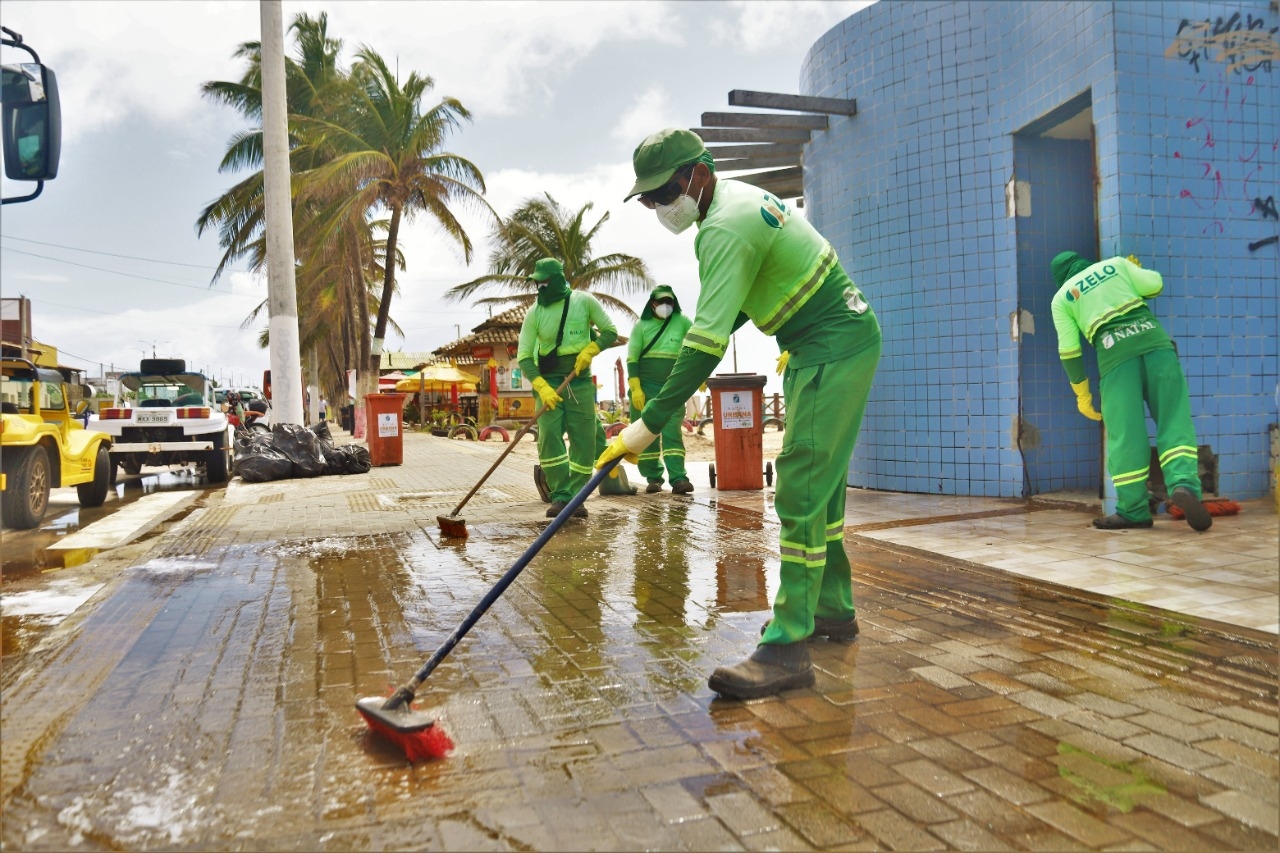 Semsur inicia ação de limpeza e recuperação dos banheiros da Praia do Meio