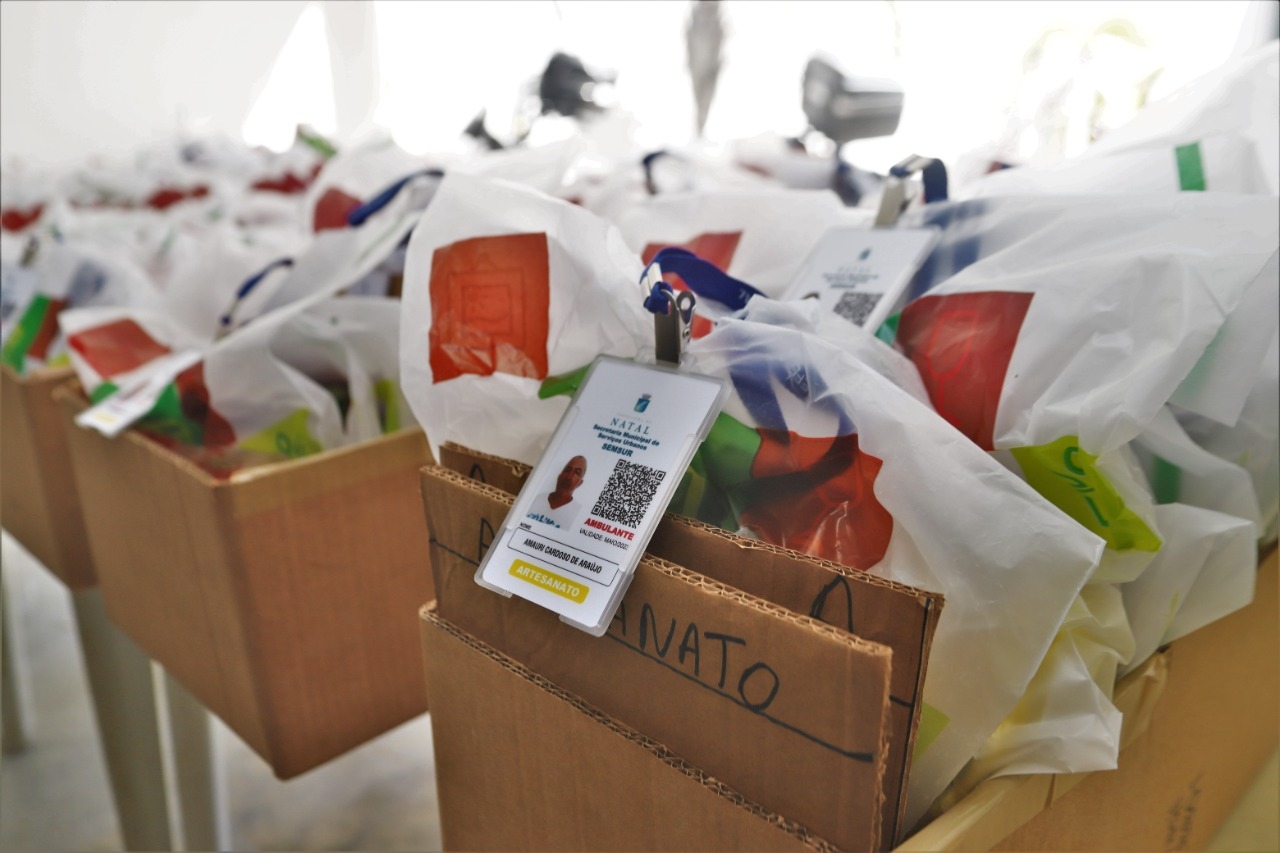 Semsur entrega materiais para atuação de ambulantes na orla de Ponta Negra