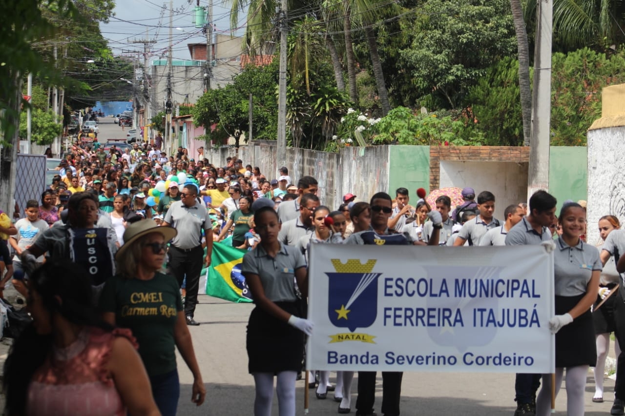 Desfile Cívico do CME Professora Carmem Reis movimenta Vila de Ponta Negra