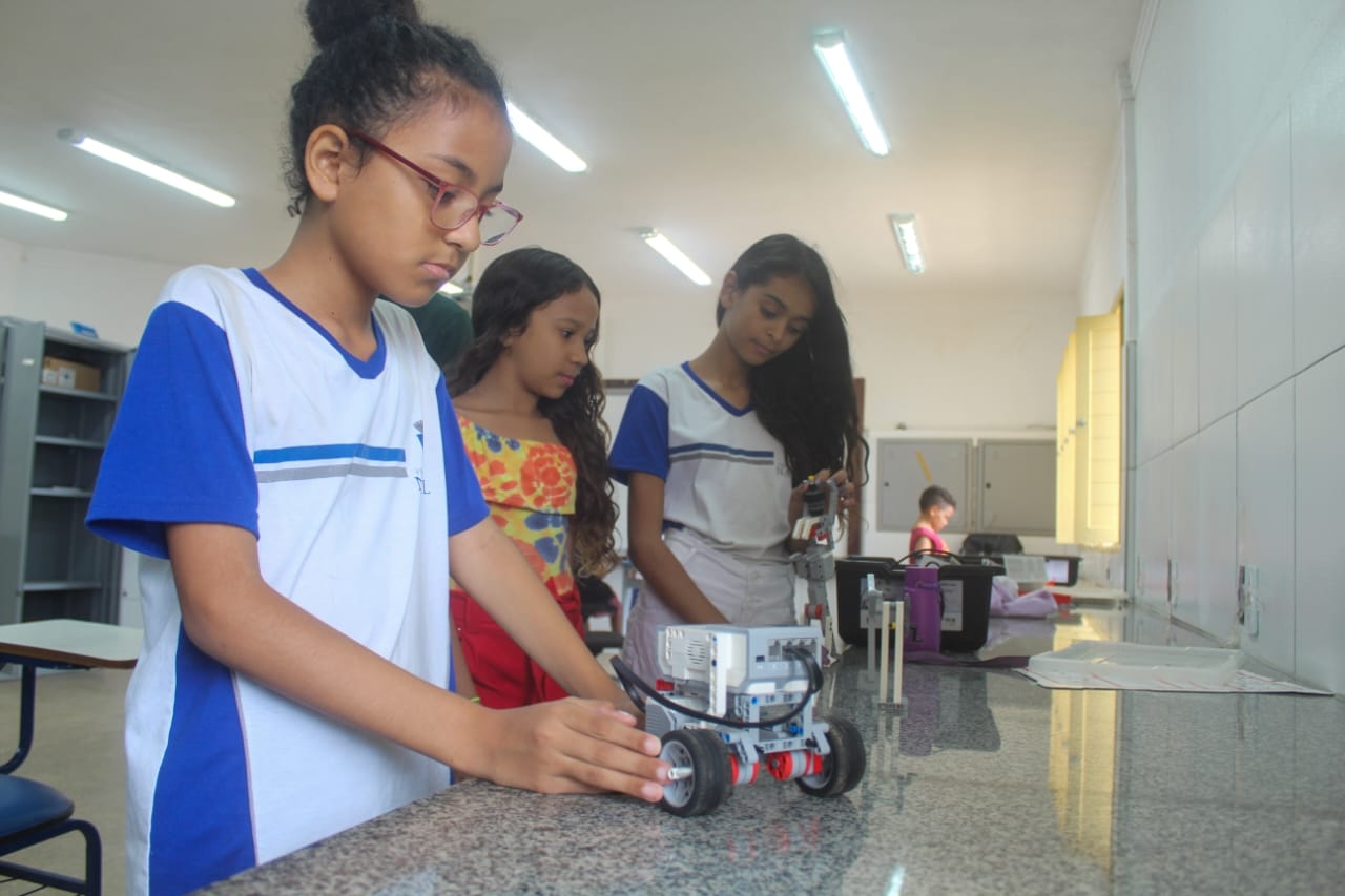 Projeto de Robótica desperta interesse de alunos na Escola Municipal Professora Vera Lúcia Barros