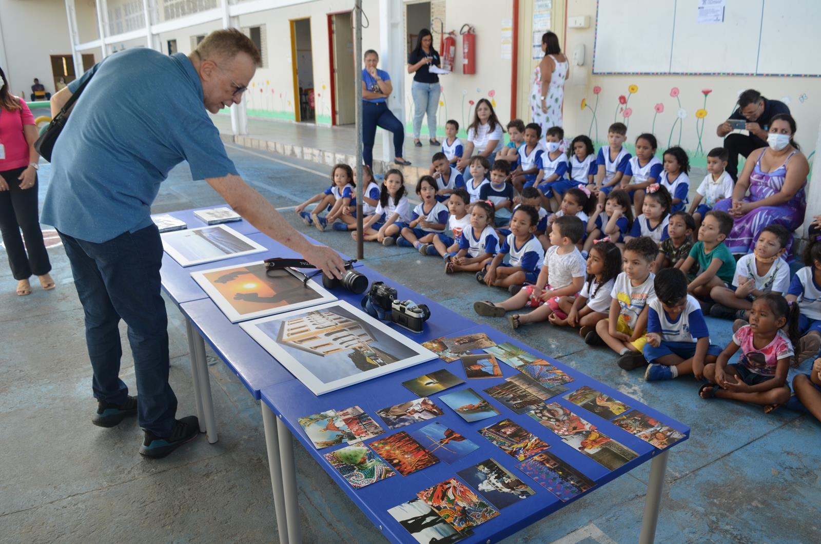 Fotógrafo profissional conversa com crianças do CMEI Maria Lucila Alves durante projeto de artes