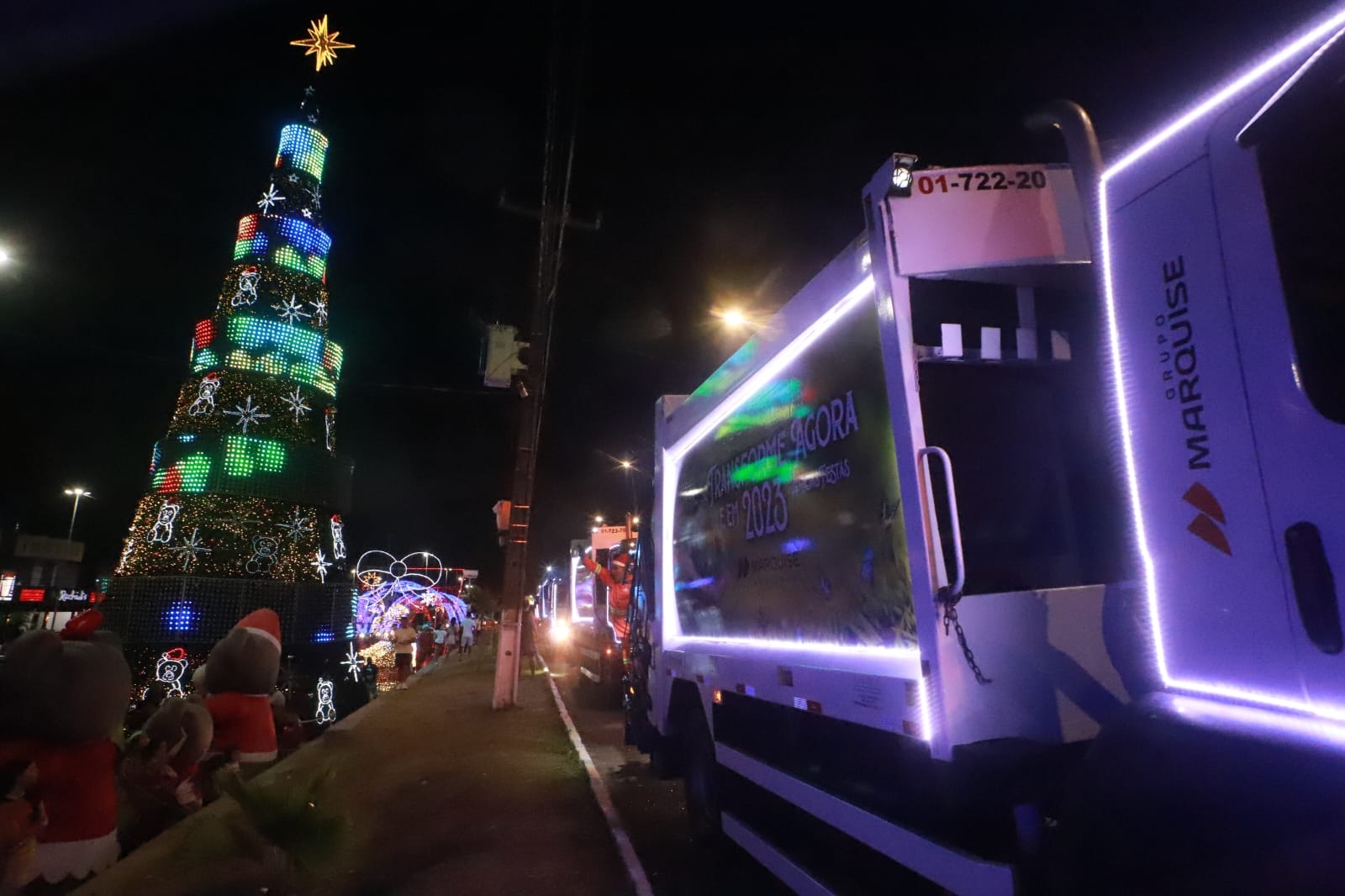 Caminhões coletores de lixo percorrem a cidade com as luzes do Natal