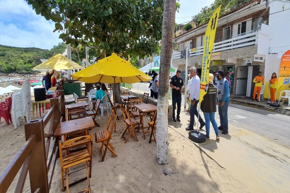 Fiscais apreendem mesas, cadeiras e balcões de vendas irregulares durante feriadão de Reis