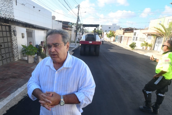 Prefeito Álvaro Dias visita obras de recapeamento na cidade