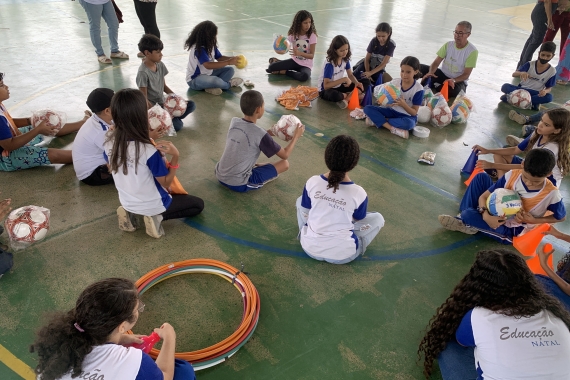 Instituto Esporte & Educação entrega material esportivo para escolas municipais