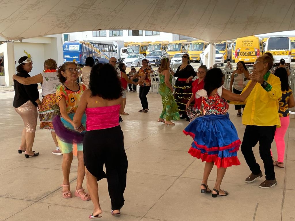 Baile de Carnaval marca a tarde dos idosos do Centro de Convivência Marly Sarney 