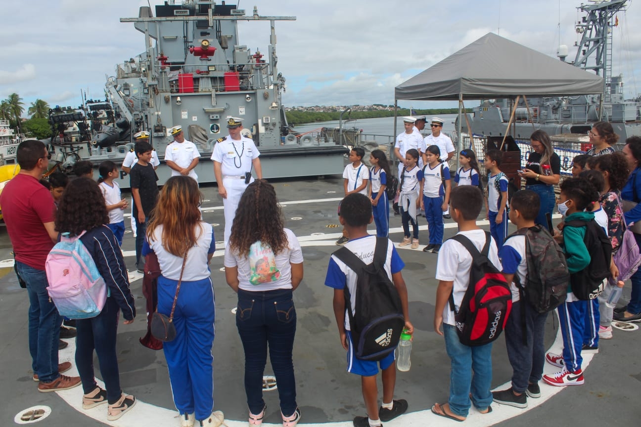 Estudantes da Escola M. João Paulo II visitam o Navio-Patrulha Araguari