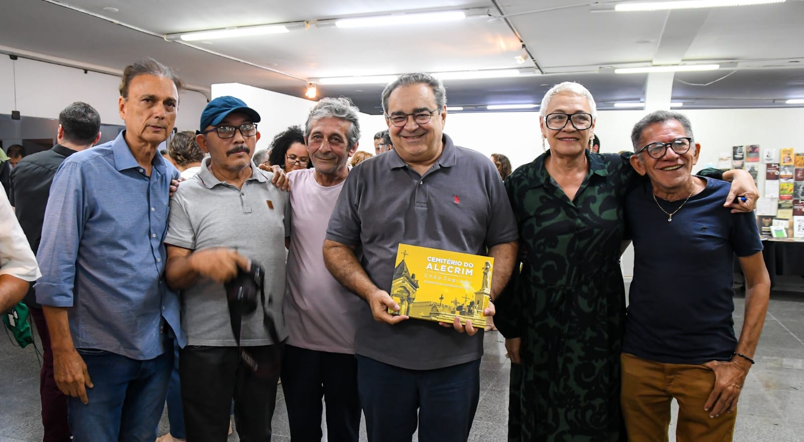 Prefeito Álvaro Dias prestigia lançamento do livro-álbum Cemitério do Alecrim – Chão Sagrado