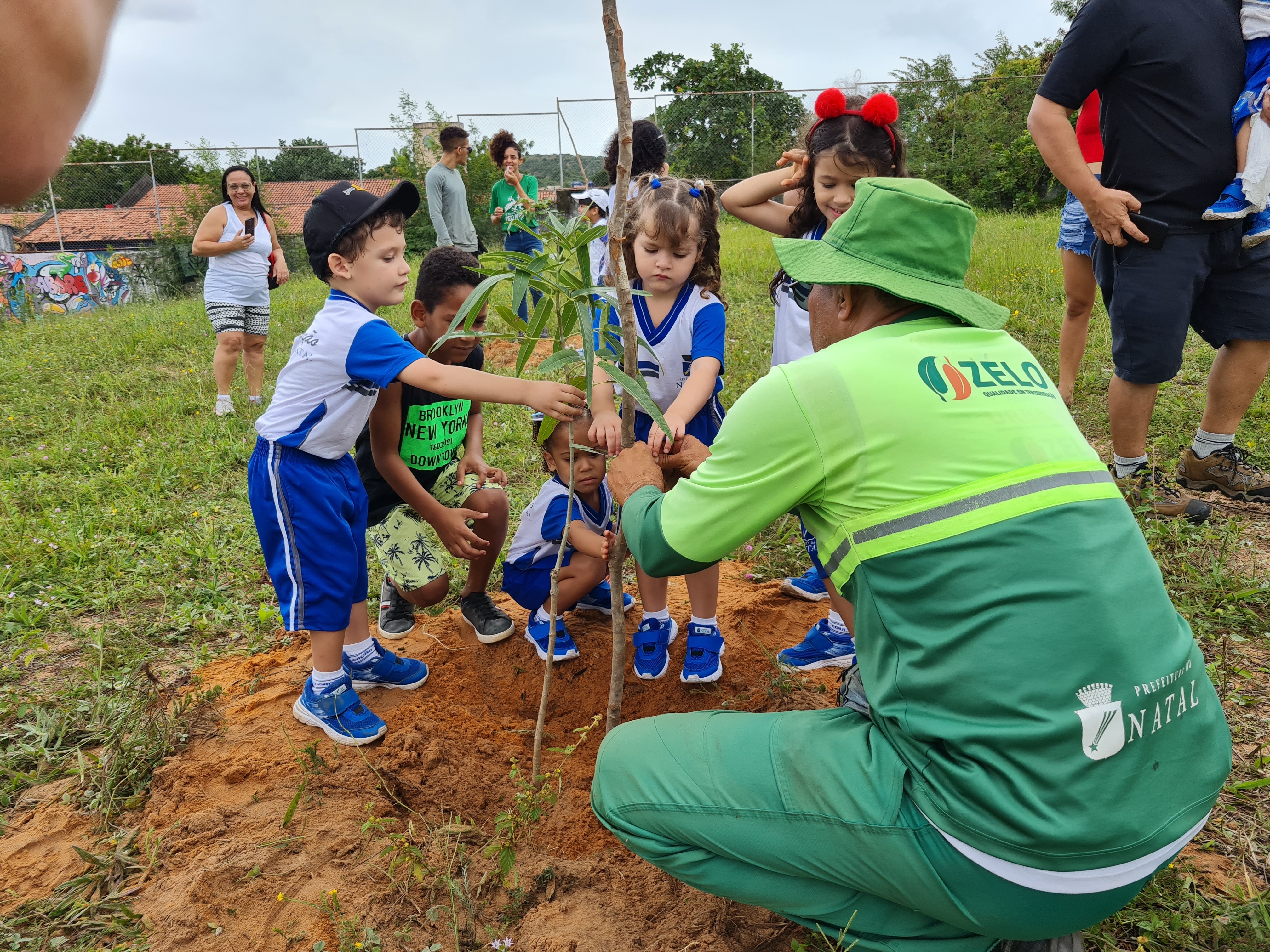 Crianças de CMEI no Pitimbu participam de plantio numa parceria entre Prefeitura e Rotary Club