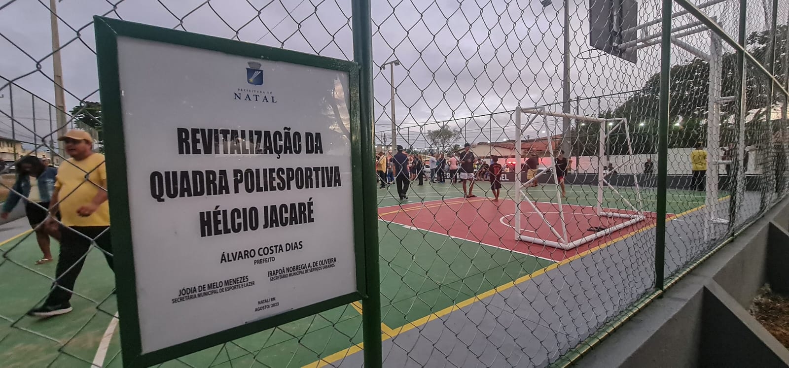 Prefeito entrega obras de revitalização da quadra poliesportiva no Conjunto Cidade Satélite
