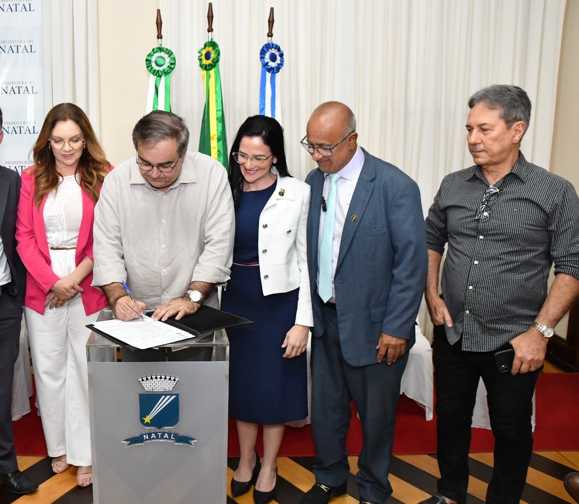 Álvaro Dias assina ordem de serviço para revitalização de três quadras com cobertura