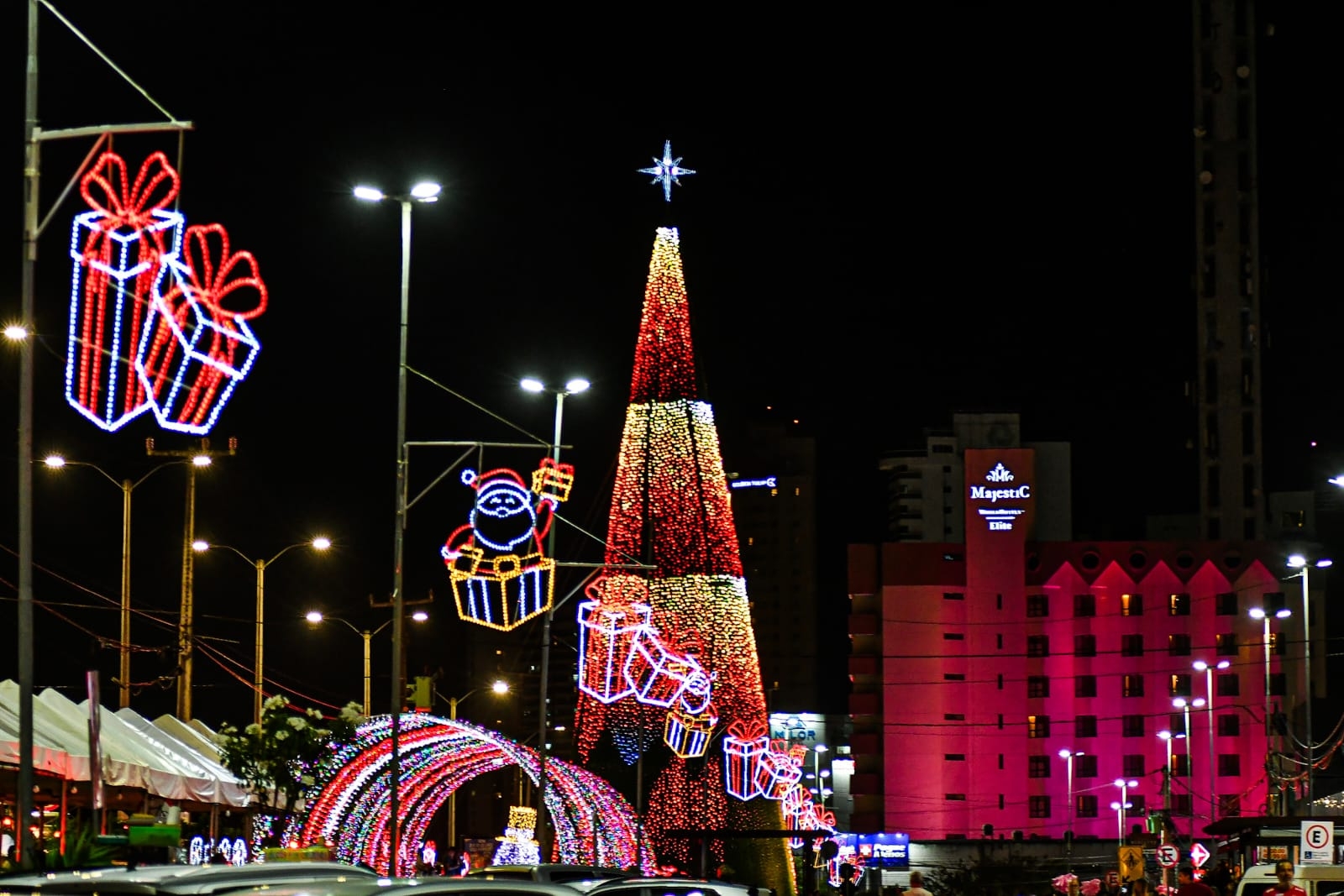 Árvore em Ponta Negra é acesa e dá início à edição de 2023 do Natal em Natal