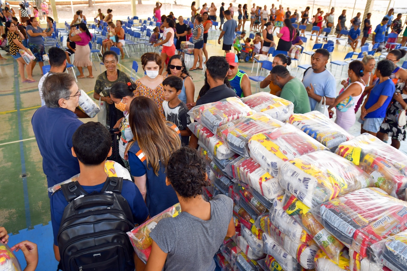 Prefeitura entrega mais 300 cestas básicas a famílias prejudicadas pelas chuvas