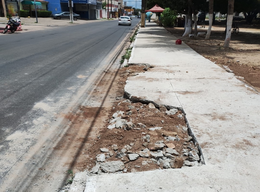 Conveniência no Pitimbú é autuada por danificar calçada construída pela Prefeitura