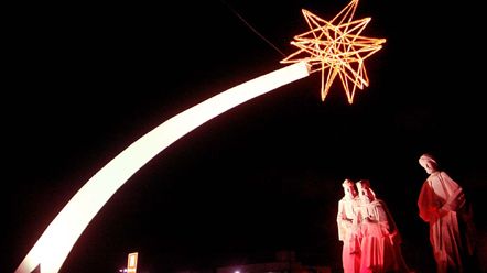 Pórtico de Natal recebe iluminação especial em  alusão ao \"Outubro