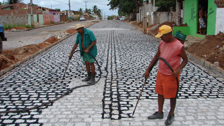 Prefeita visita obras de pavimenta&ccedil;&atilde;o e drenagem no Conj. dos Garis 