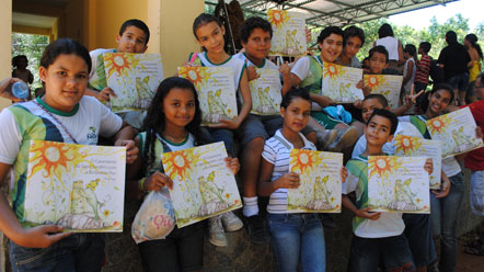 Autora infantil distribui livros com crian&ccedil;as da rede municipal de ensino