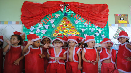 Alunos do CMEI Frei Damião participam de  confraternização de Natal